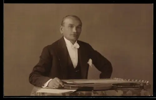 Foto-AK Mann mit Zither an einem Tisch sitzend