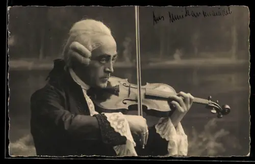 AK Mann in Renaissancekleidung beim Geige spielen
