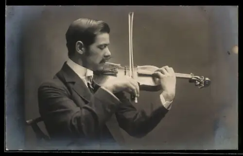 Foto-AK Mann mit Schnurrbart mit Geige