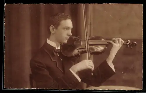 AK Junger Mann beim Geige spielen