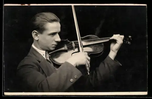 AK Junger Mann im Anzug mit Geige