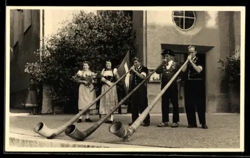 AK Drei Männer in Trachten mit Hörnern, Blasinstrumente