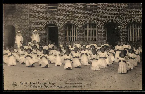 AK Mission im Belgischen Congo, Kniende Mädchen in einem Hof