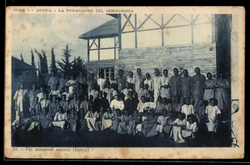 AK Gruppe mit Missionar vor einem Gebäude in Kenya