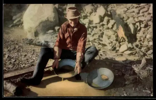 AK Mann in einem Flussbett auf der Suche nach Gold, Paning for Gold