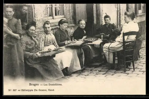 AK Bruges, Dame sitzen vor einem Haus und klöppeln