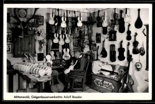AK Mittwenwald, Geigerbauerwerkstätte von Adolf Baader, Mann bei der Instrumentenherstellung
