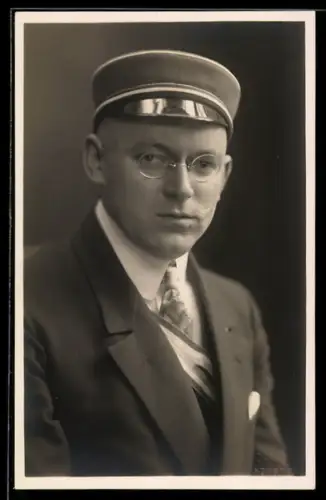 Foto-AK Student mit Schirmmütze und Zwicker, studentische Szene