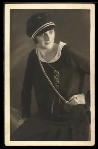 AK Studentin im Kleid mit Schirmmütze, studentische Szene