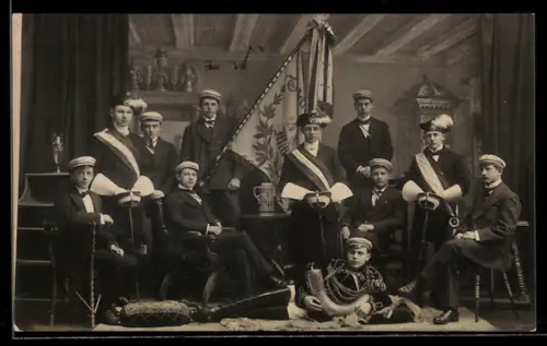 Foto-AK Studenten mit Schläger und Fahne, studentische Szene