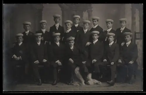 AK Gruppenbild der Studenten mit Schirmmütze, studentische Szene