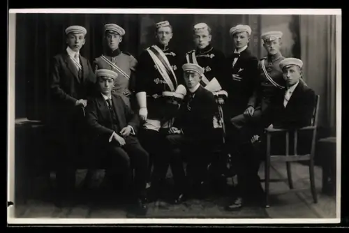 AK Studenten mit Schärpe, studentische Szene