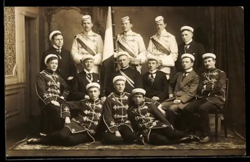 AK Studenten mit Fahne, studentische Szene