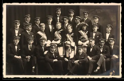 Foto-AK Studenten mit Schläger, studentische Szene