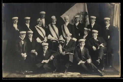 AK Studenten mit Schärpe und Schläger, studentische Szene