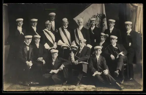 AK Studenten mit Schärpe und Schläger, studentische Szene