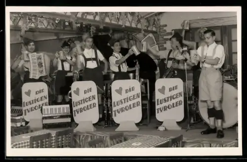 AK Trachtenkapelle Die lustigen Tyroler mit Bierkrügen