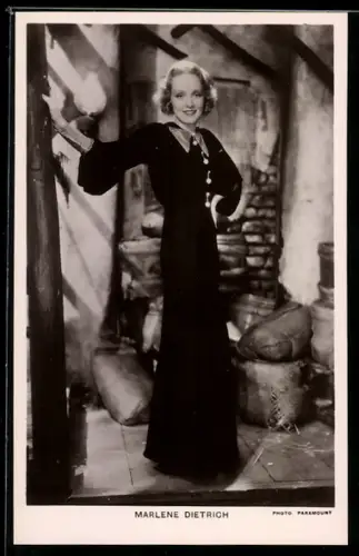 AK Schauspielerin Marlene Dietrich im langen, schwarzen Gewand