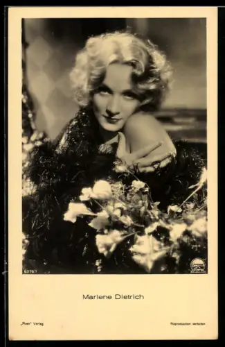 AK Schauspielerin Marlene Dietrich mit verführerischem Blick