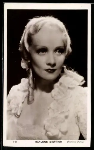 AK Schauspielerin Marlene Dietrich im Kostüm