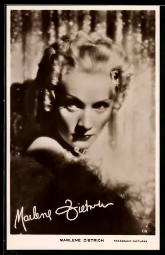 AK Schauspielerin Marlene Dietrich in dramatischem Licht, Autograph
