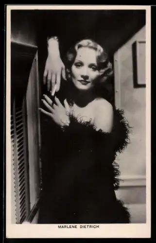 AK Schauspielerin Marlene Dietrich in dunklem Gewand mit Zigarette
