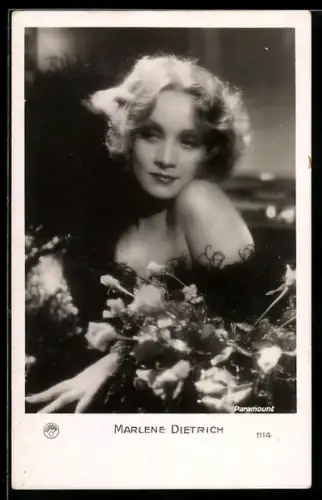 AK Schauspielerin Marlene Dietrich umgeben von Blumen