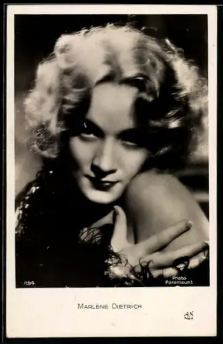 AK Schauspielerin Marlene Dietrich in die Kamera blickend