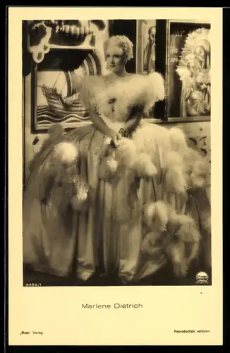 AK Schauspielerin Marlene Dietrich im Kleid