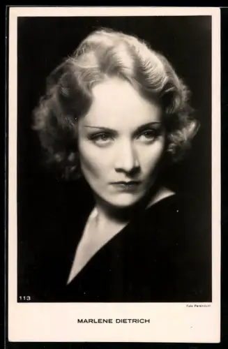 AK Schauspielerin Marlene Dietrich im Kleid
