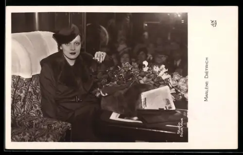 AK Schauspielerin Marlene Dietrich in dunkler Kleidung mit Zigarette