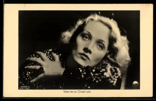 AK Schauspielerin Marlene Dietrich in glitzerndem Oberteil