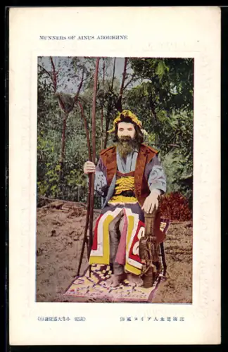 AK Japan, Sitzender Ainu mit einem Gewehr