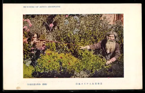 AK Japan, Zwei Ainu mit einem Gewehr