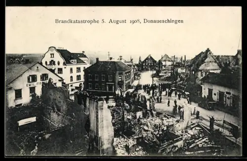 AK Donaueschingen, Brandkatastrophe am 5. August 1908, Emil Fischer und Trieple nahe der zerstörten Häuser