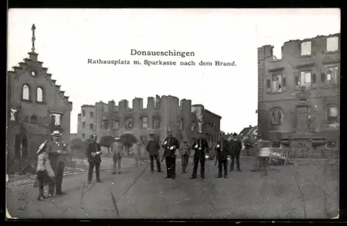 AK Donaueschingen, Rathausplatz mit Sparkasse nach dem Brand, Soldaten auf dem Platz