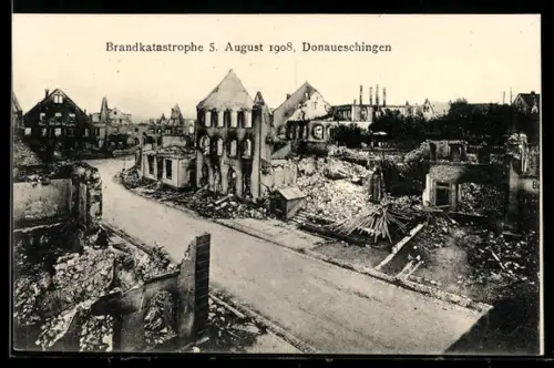 AK Donaueschingen, Brandkatastrophe am 5. August 1908, Strassenpartie mit ausgebrannten Häusern