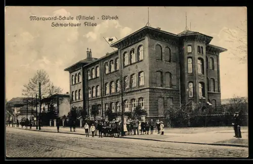 AK Lübeck, Marquard-Schule in der Schwartauer Allee, mit Schülergruppe