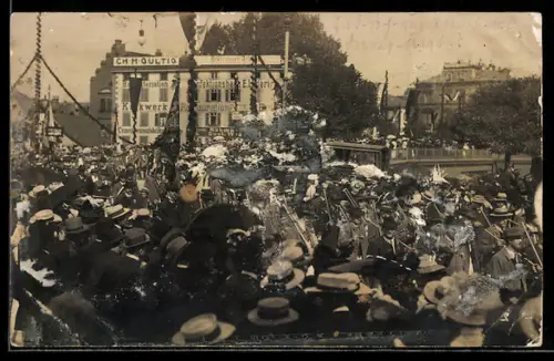 Foto-AK Heilbronn, Schwäbisches Kreisturnfest 1909, Strassenumzug mit Publikum vor Gasthaus-Gebäude