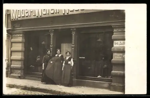 Foto-AK junge Damen der Belegschaft vor Möbelgeschäft