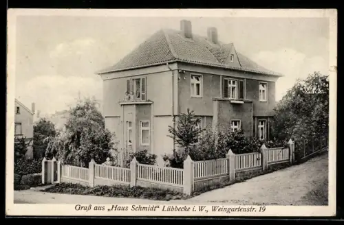 AK Lübbecke i. W., Haus Schmidt, Weingartenstrasse 19, mit Bewohnern in Garten u. Fenster