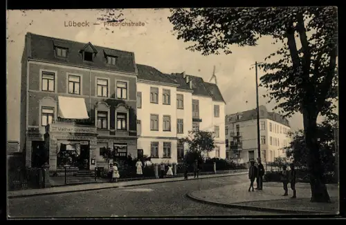 AK Lübeck, Friedrichstrasse mit der Kolonialwarenhandlung von Walther Giefeldt