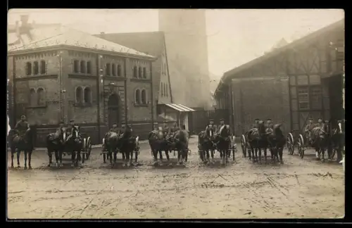 Foto-AK Wallhausen /Württ., Kasernenhof mit Soldaten auf Fuhrwerken
