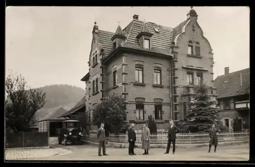 AK Murrhardt, Haus Zwicker mit Personen und Auto