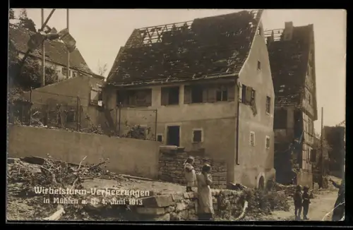 Foto-AK Mühlen /Horb, Wirbelsturm-Verheerungen 4. Juni 1913, Kinder in der Strasse vor beschädigten Häusern