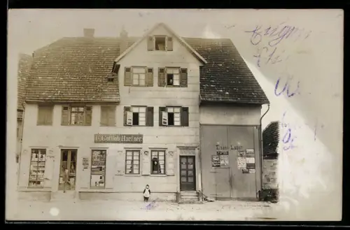 AK Nenningen, Eisenwarenhandlung Gottlob Haefner mit Kindern