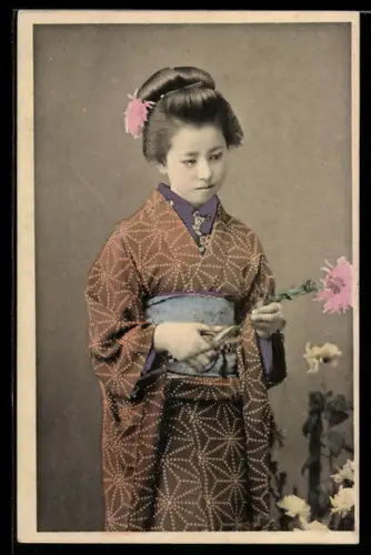 AK Geisha beim Beschneiden einer Blume