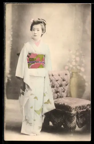 AK Geisha neben einem Sessel