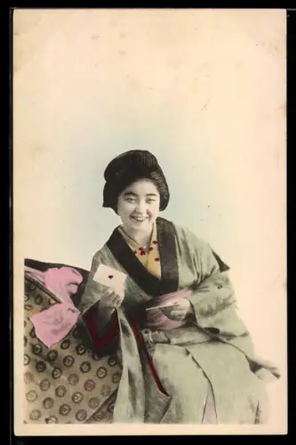 AK Japanische Frau im Kimono mit Karten