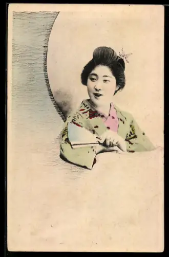AK Lächelnde Geisha mit einem Fächer